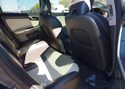 2017 Volvo Xc60 T6 Dynamic из США, поврежденный, VIN YV449MRR6H2013056